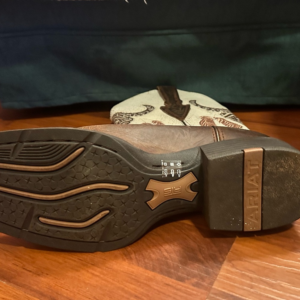 Ariat Men's Western Boots in Brown and Cream